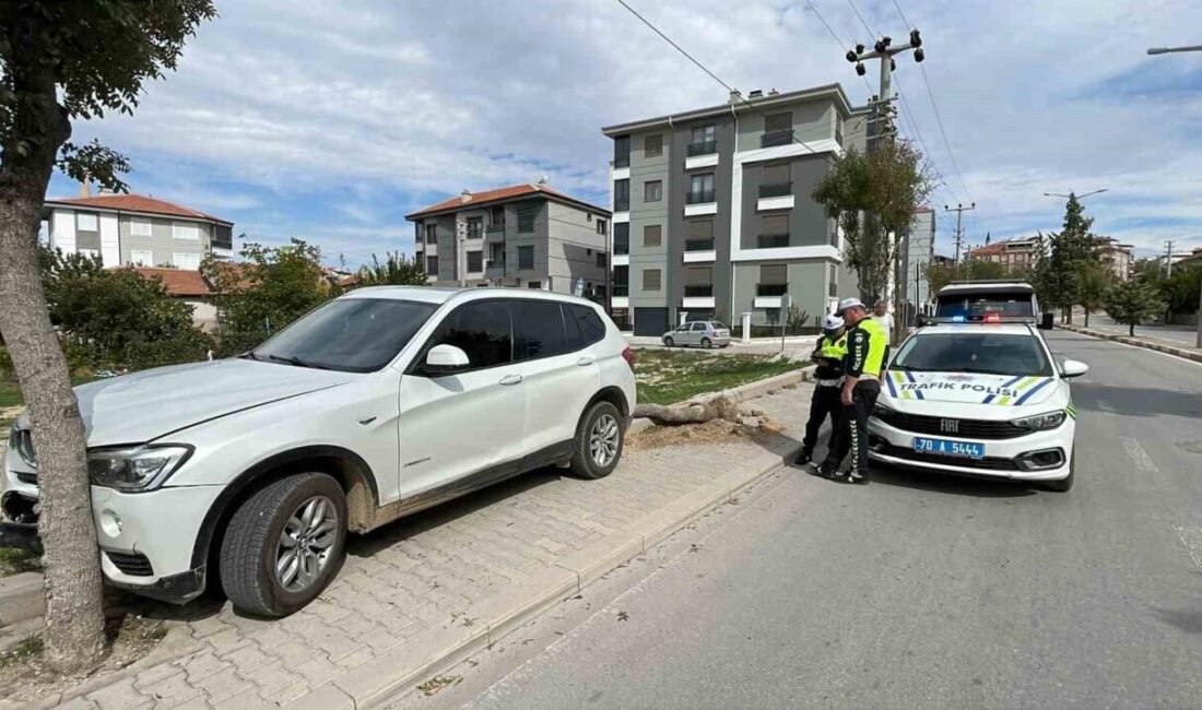 Karaman’da meydana gelen kazada, sürücüsünün kontrolünü kaybettiği cipin kaldırıma çıkarak