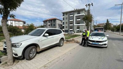 Karaman’da meydana gelen kazada, sürücüsünün kontrolünü kaybettiği cipin kaldırıma çıkarak