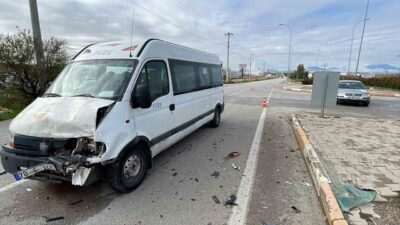 Karaman’da minibüs ile otomobilin çarpışması sonucu meydana gelen trafik kazasında