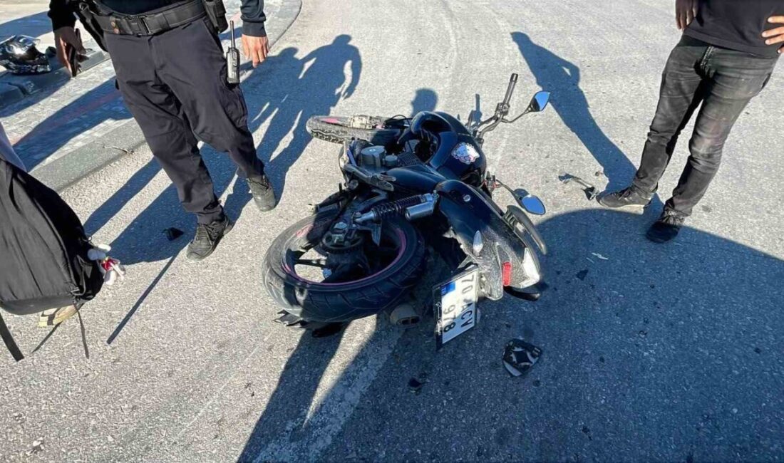 Karaman’da bir kavşakta meydana gelen trafik kazasında motosiklet sürücüsü yaralandı.