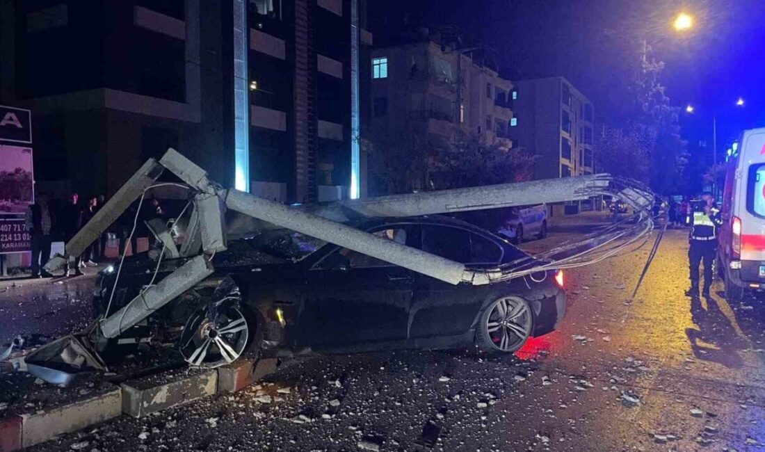 Karaman’da meydana gelen trafik kazasında, bir otomobil refüjdeki beton aydınlatma