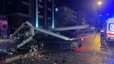 Karaman’da meydana gelen trafik kazasında, bir otomobil refüjdeki beton aydınlatma