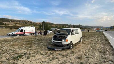 Karaman’da meydana gelen trafik kazasında minibüsün otomobille çarpışması sonucunda 1