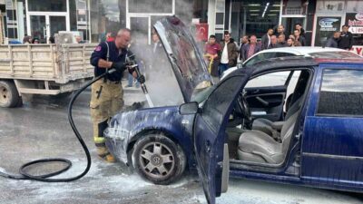 Karaman’da seyir halindeki otomobilin motor kısmında çıkan yangın itfaiye ekiplerince