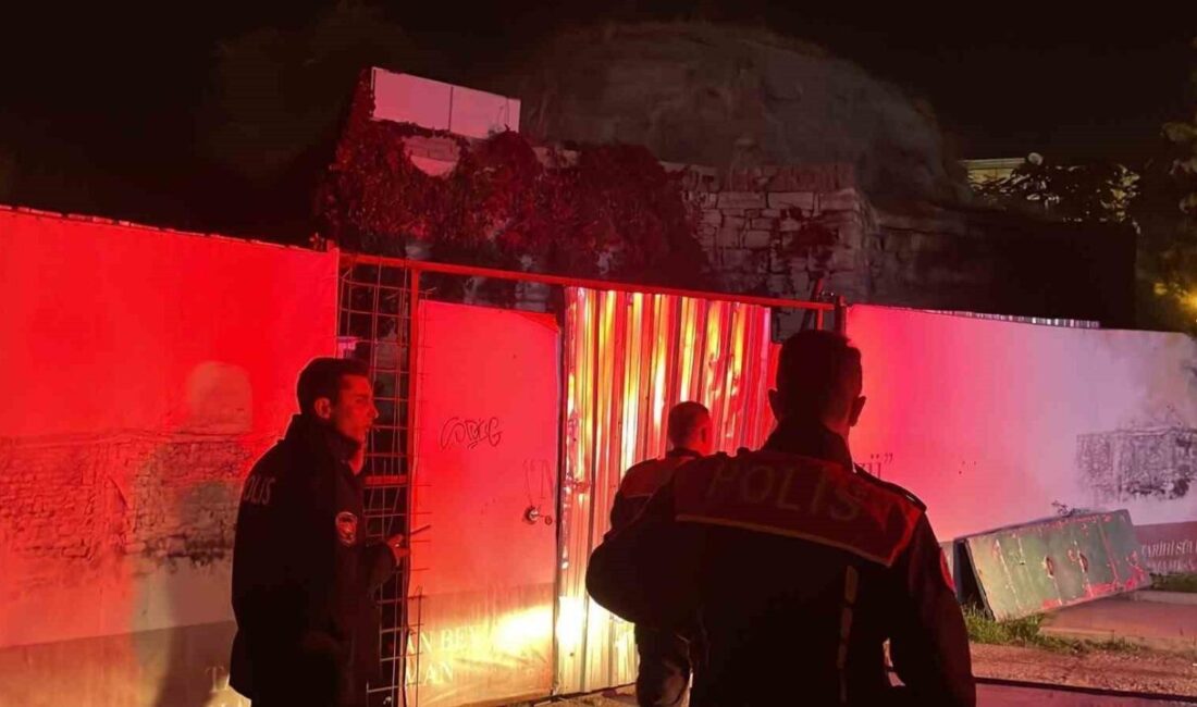 Karaman’da tarihi Süleyman Bey Hamamı’nın bahçesinde çıkan yangın, itfaiye ekiplerinin