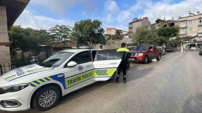 Karaman’da trafik ekipleri tarafından gerçekleştirilen ters yön uygulamasında kurallara uymayan