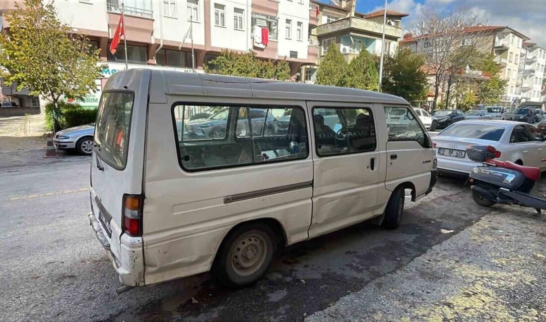 Karaman’da yaya geçidinde yolun karşısına geçmeye çalışan kadın, panelvan aracın
