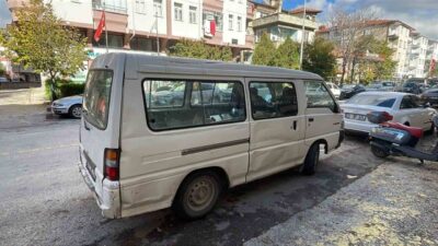 Karaman’da yaya geçidinde yolun karşısına geçmeye çalışan kadın, panelvan aracın
