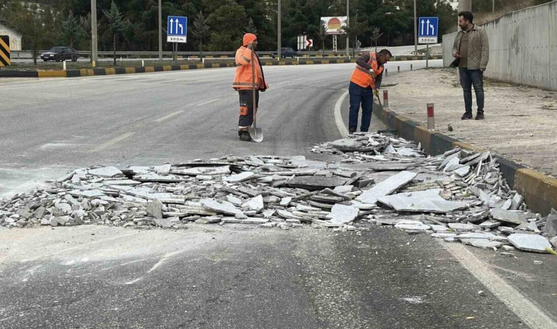 Burdur’da kavşaktan dönüş yapan tırdan yola mermer parçaları düştü. Polis