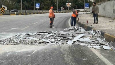 Burdur’da kavşaktan dönüş yapan tırdan yola mermer parçaları düştü. Polis