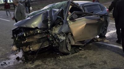 Bingöl’ün Karlıova ilçesi girişinde otomobilin orta refüjdeki direğe çarpması sonucu