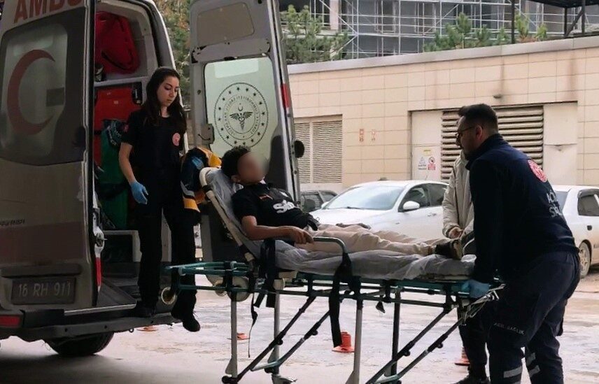 Bursa’nın İnegöl ilçesinde, duvardan atlamaya çalışırken karnına tel saplanan 13