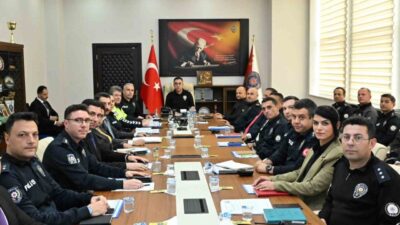 Kars ilinde düzenlenen toplantıda İl Emniyet Müdürü Murat Abdullah Tombul