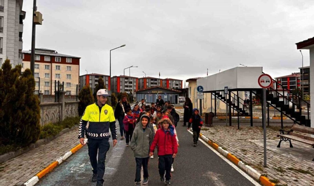 Kars’ta, trafik güvenliği farkındalık çalışmaları çocuklarla başlatılıyor. Trafik polisleri, Kars