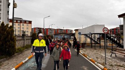 Kars’ta, trafik güvenliği farkındalık çalışmaları çocuklarla başlatılıyor. Trafik polisleri, Kars