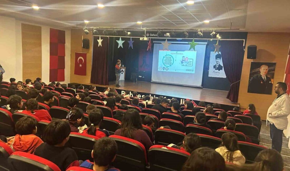 Kars Emniyet Müdürlüğü, öğrencilerin internet kullanımıyla ilgili risklere karşı bilinçlenmelerini