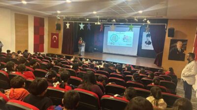 Kars Emniyet Müdürlüğü, öğrencilerin internet kullanımıyla ilgili risklere karşı bilinçlenmelerini