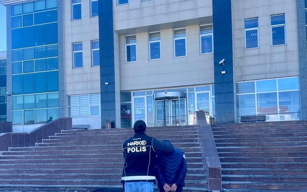 Kars’ta polis ekiplerince “torbacı” olarak tabir edilen sokak satıcılarına yönelik