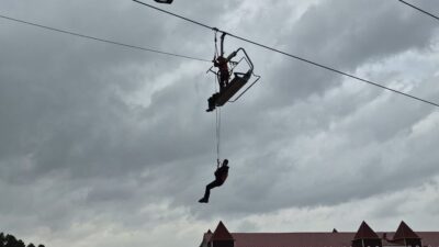 Sarıkamış’ta, yağmur ve zorlu hava koşullarına rağmen uygulanan telesiyej kurtarma