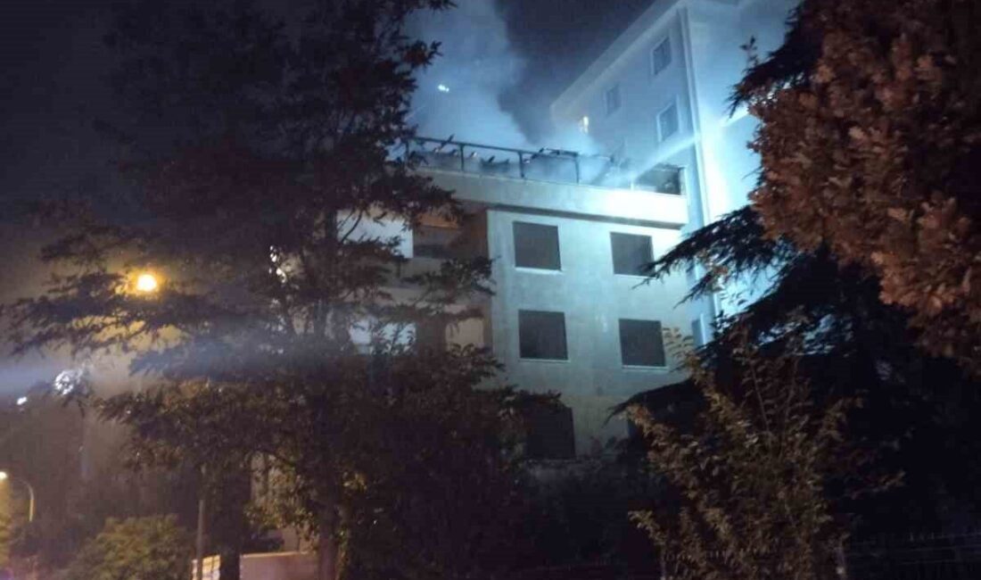 Kartal ilçesinde terkedilmiş bir binanın çatısında meydana gelen yangın, itfaiye