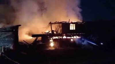 Kastamonu’da çıkan yangında iki katlı ahşap ev kullanılmaz hale geldi.