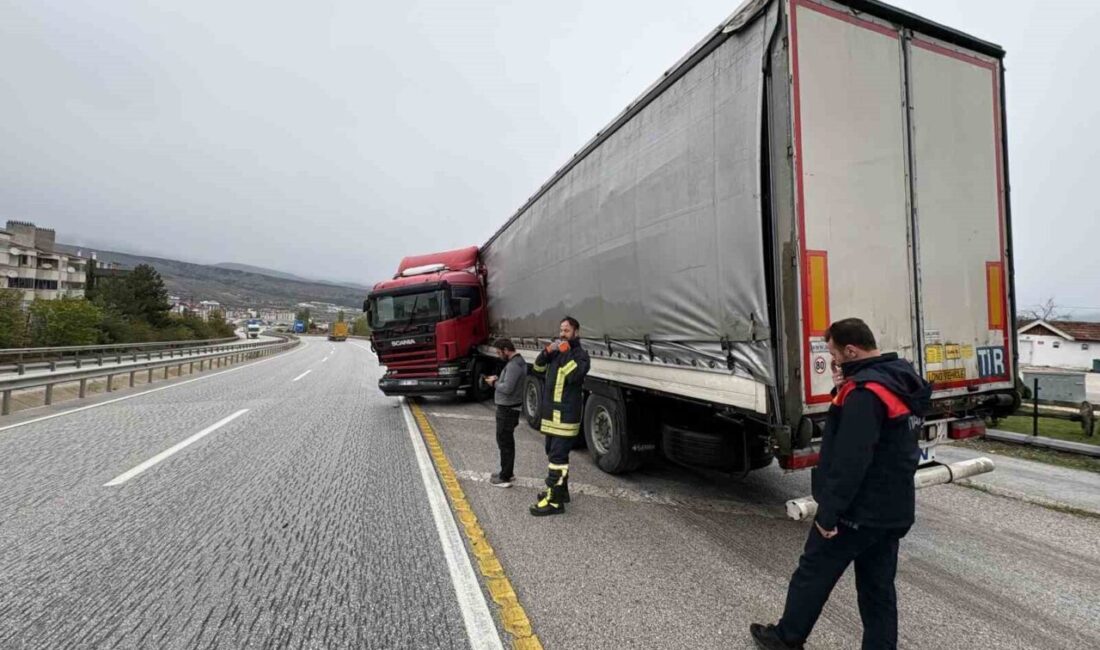 Tosya ilçesinde meydana gelen trafik kazasında, bir tırın bariyerlere çarparak