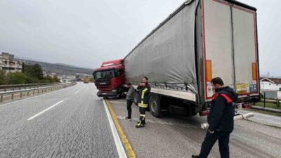 Tosya ilçesinde meydana gelen trafik kazasında, bir tırın bariyerlere çarparak