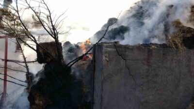 Kastamonu’da Halife Kalfa köyünde bir saman karma makinesinde çıkan yangın,