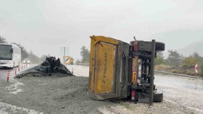 Hanönü ilçesinde, Kastamonu-Sinop karayolu üzerinde meydana gelen trafik kazasında, yağış