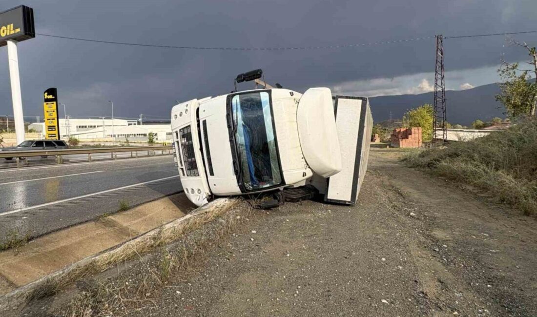Tosya ilçesinde meydana gelen trafik kazasında, D100 kara yoluna devrilen