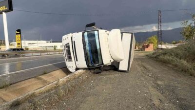 Tosya ilçesinde meydana gelen trafik kazasında, D100 kara yoluna devrilen