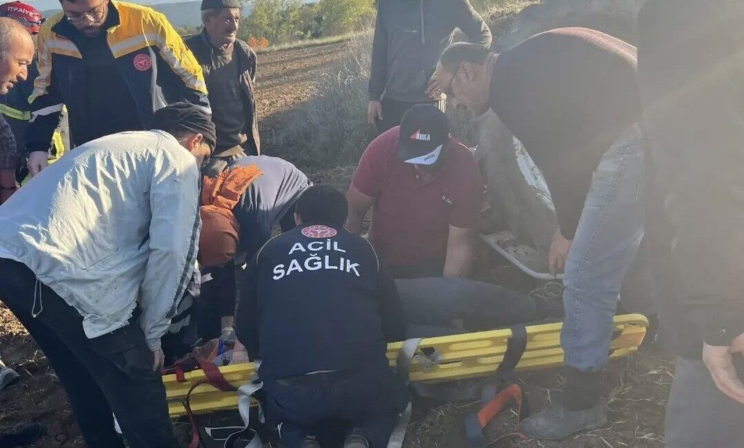 Kastamonu’da, tarla sürerken devrilen bir traktörün altında kalan sürücü yaralandı.