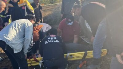 Kastamonu’da, tarla sürerken devrilen bir traktörün altında kalan sürücü yaralandı.