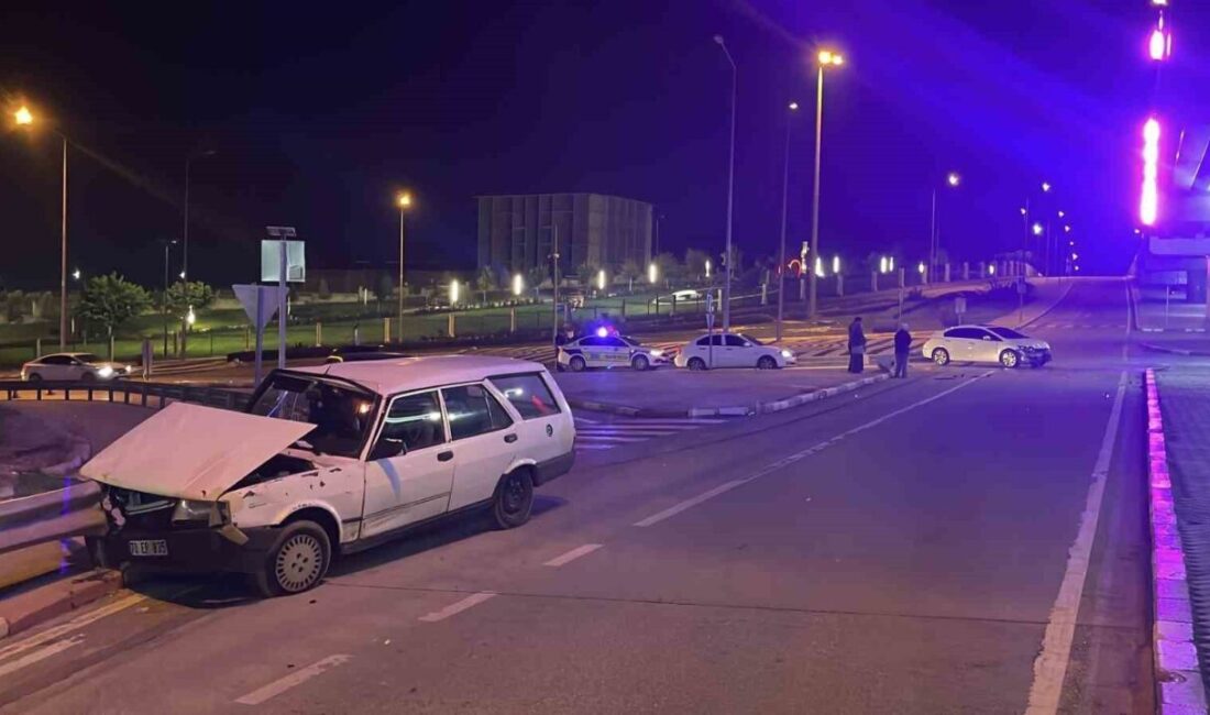 Karaman’da meydana gelen trafik kazasında, iki aracın kavşakta çarpışması sonucunda