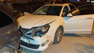 Karaman’da meydana gelen trafik kazasında otomobil ile panelvan aracın kavşakta