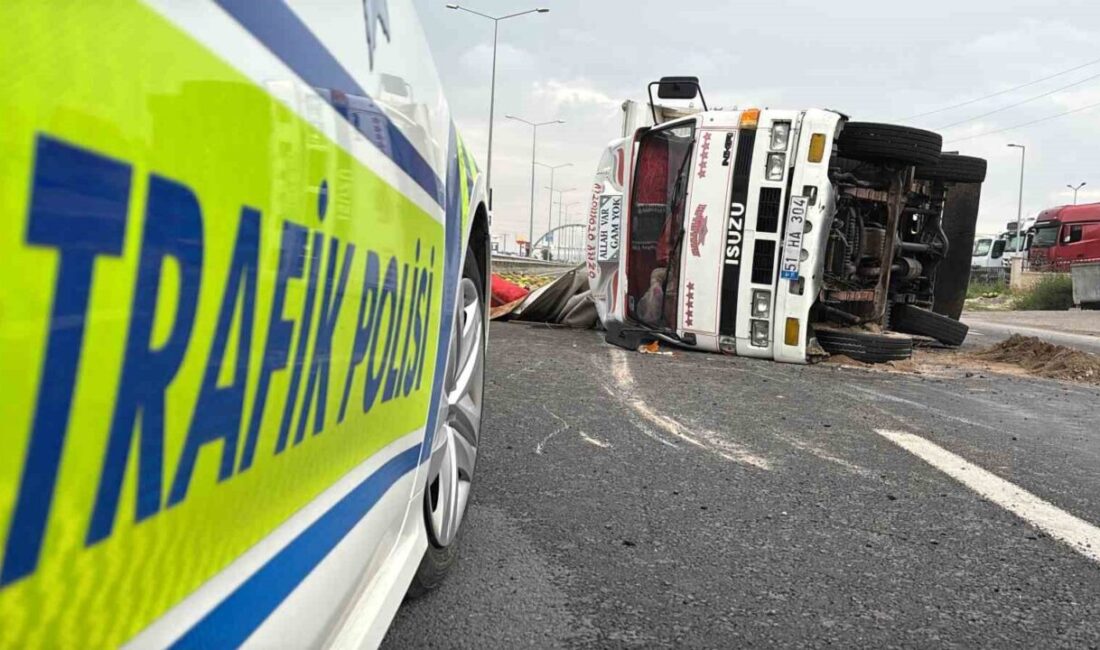 Aksaray’da, kavun yüklü kamyoneti motor kısmından alev alan bir kazaya