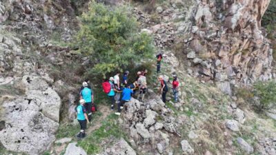 Melikgazi ilçesindeki Hisarcık Mahallesi’nde Kırlangıç Vadisi’nde yürüyüş yaparken kayalıklardan dere