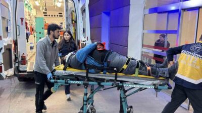 Adıyaman’da, yağıştan dolayı kayganlaşan yolda devrilen motosikletin sürücüsü yaralandı. Edinilen