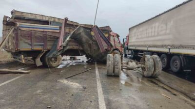 Yağmur nedeniyle kayganlaşan yolda kontrolden çıkan bir kamyon, Konya’nın Karapınar