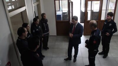 Erzincan’ın Kemaliye ilçesindeki Kaymakam Emirhan Arıkan, İlçe Emniyet Amirliği’ni ziyaret