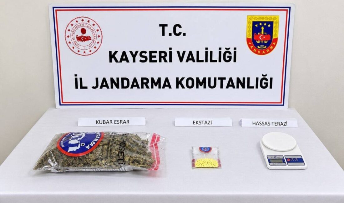 Kayseri İl Jandarma Komutanlığı ekiplerince yapılan çalışmalarda 1 kilo uyuşturucu