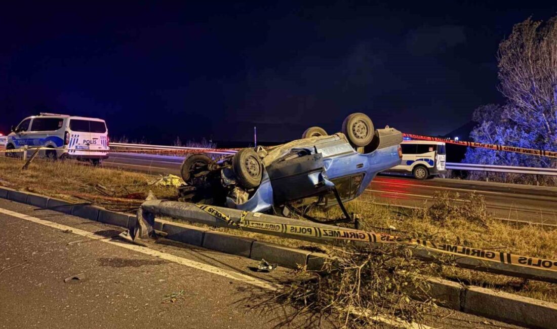 Melikgazi ilçesinde meydana gelen trafik kazasında, bir otomobil aydınlatma direğine
