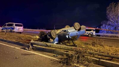 Melikgazi ilçesinde meydana gelen trafik kazasında, bir otomobil aydınlatma direğine