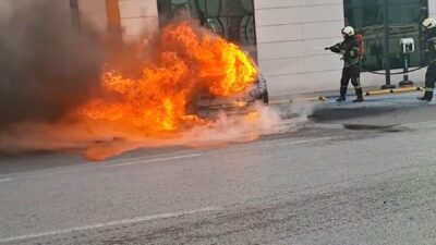 Kayseri’nin Melikgazi ilçesinde, şarjda bırakılan bir elektrikli araç aniden alev
