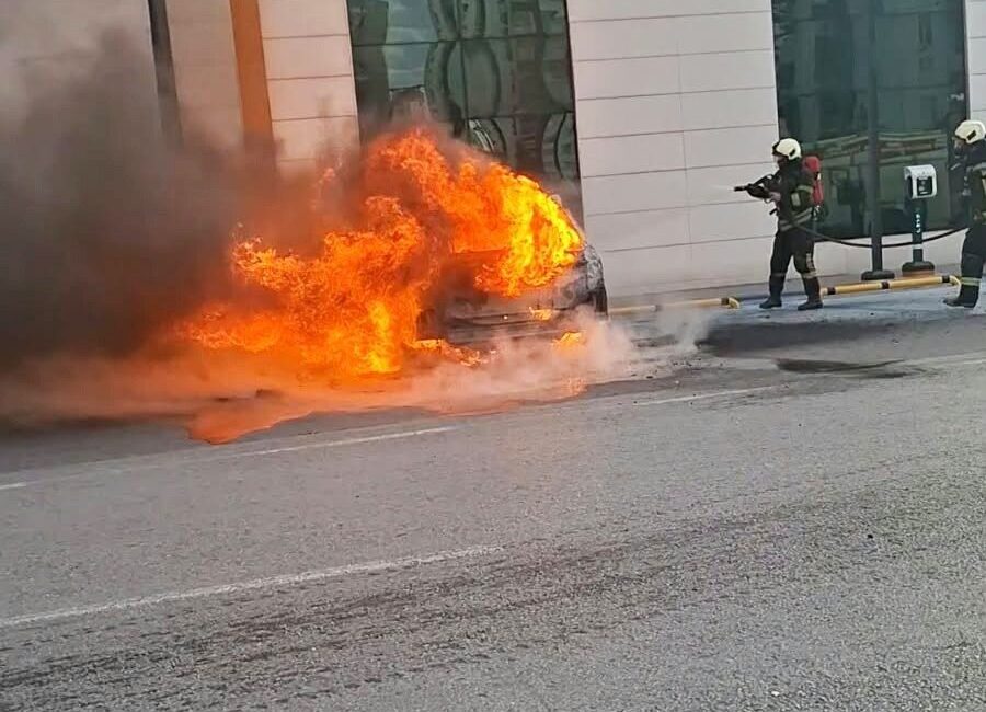 Kayseri’nin Melikgazi ilçesinde, şarjda bırakılan bir elektrikli araç aniden alev