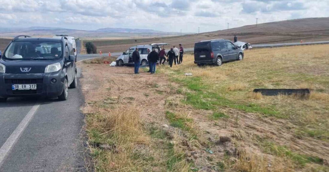 Bünyan ilçesinde meydana gelen trafik kazasında hafif ticari araç ile