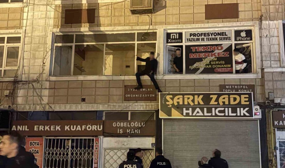Kayseri’nin Melikgazi ilçesinde iş yerinin camlarını kırarak, eşyaları aşağı atan