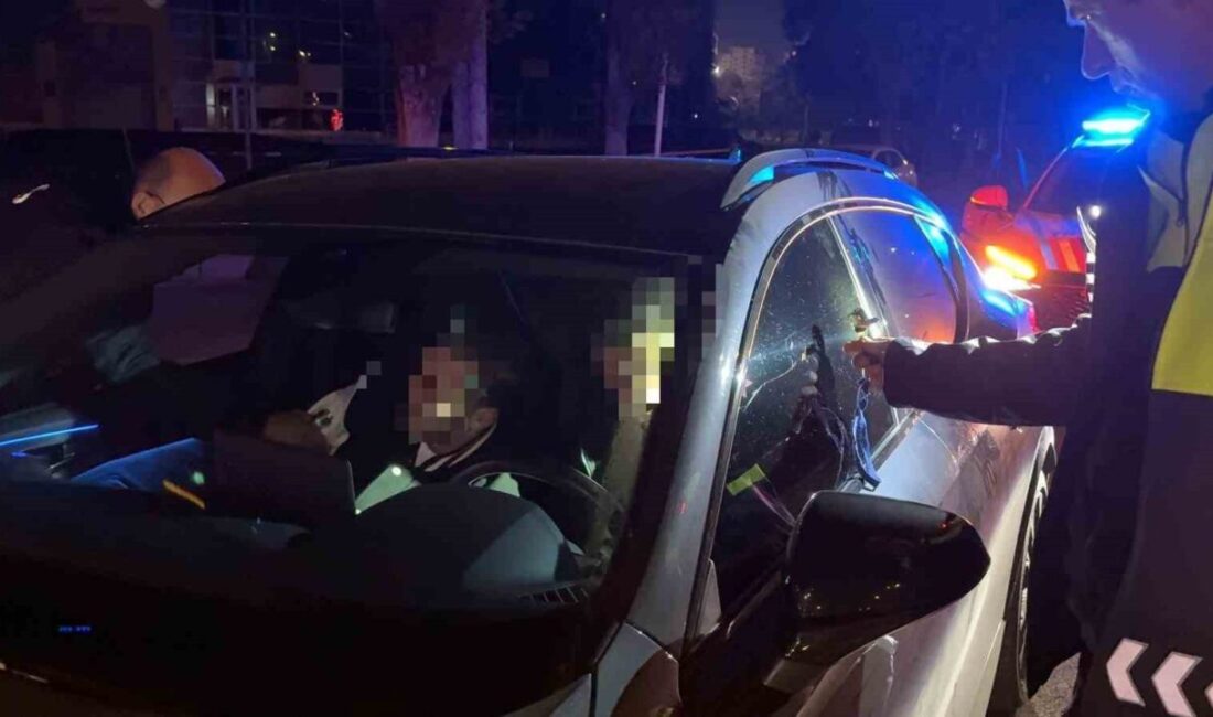 Kayseri’nin Kocasinan ilçesinde, kırmızı ışıkta bekleyen aracın sürücüsü ve yanındaki