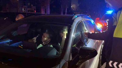 Kayseri’nin Kocasinan ilçesinde, kırmızı ışıkta bekleyen aracın sürücüsü ve yanındaki