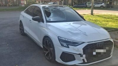 Kayseri’nin Kocasinan ilçesinde tramvay durağına geçmeye çalışırken bir otomobilin çarpması